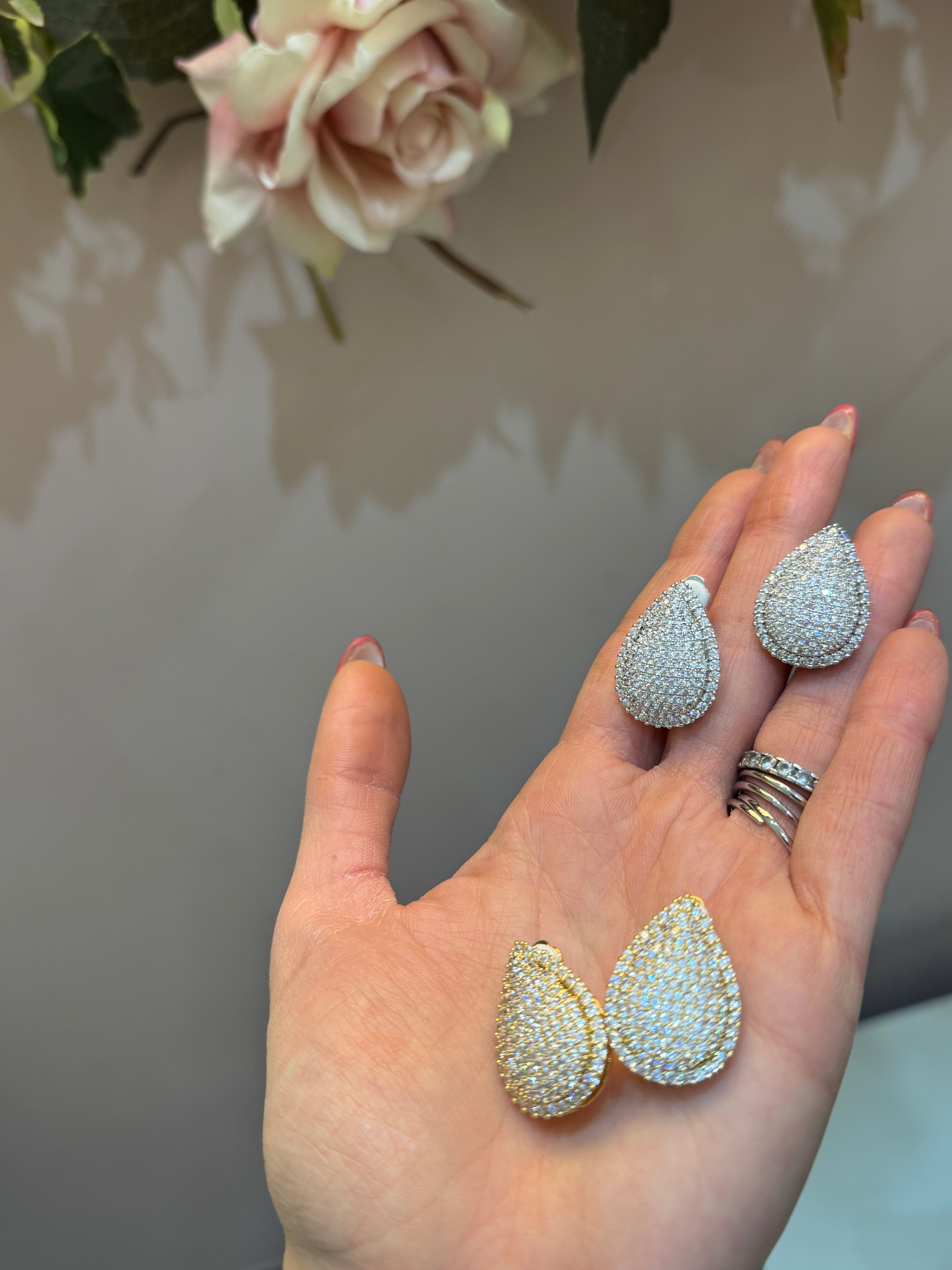 Orecchino goccia pavé