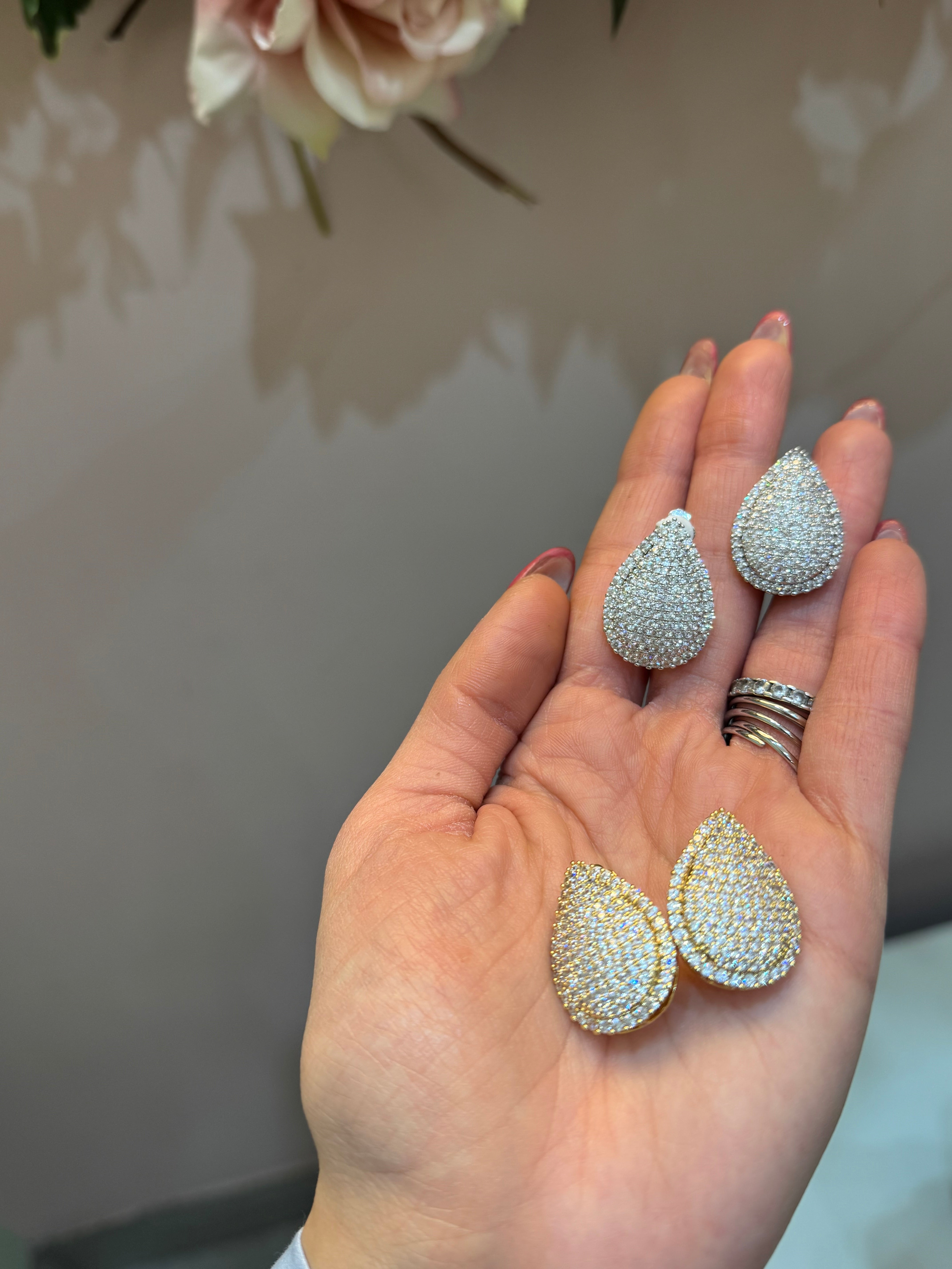 Orecchino goccia pavé