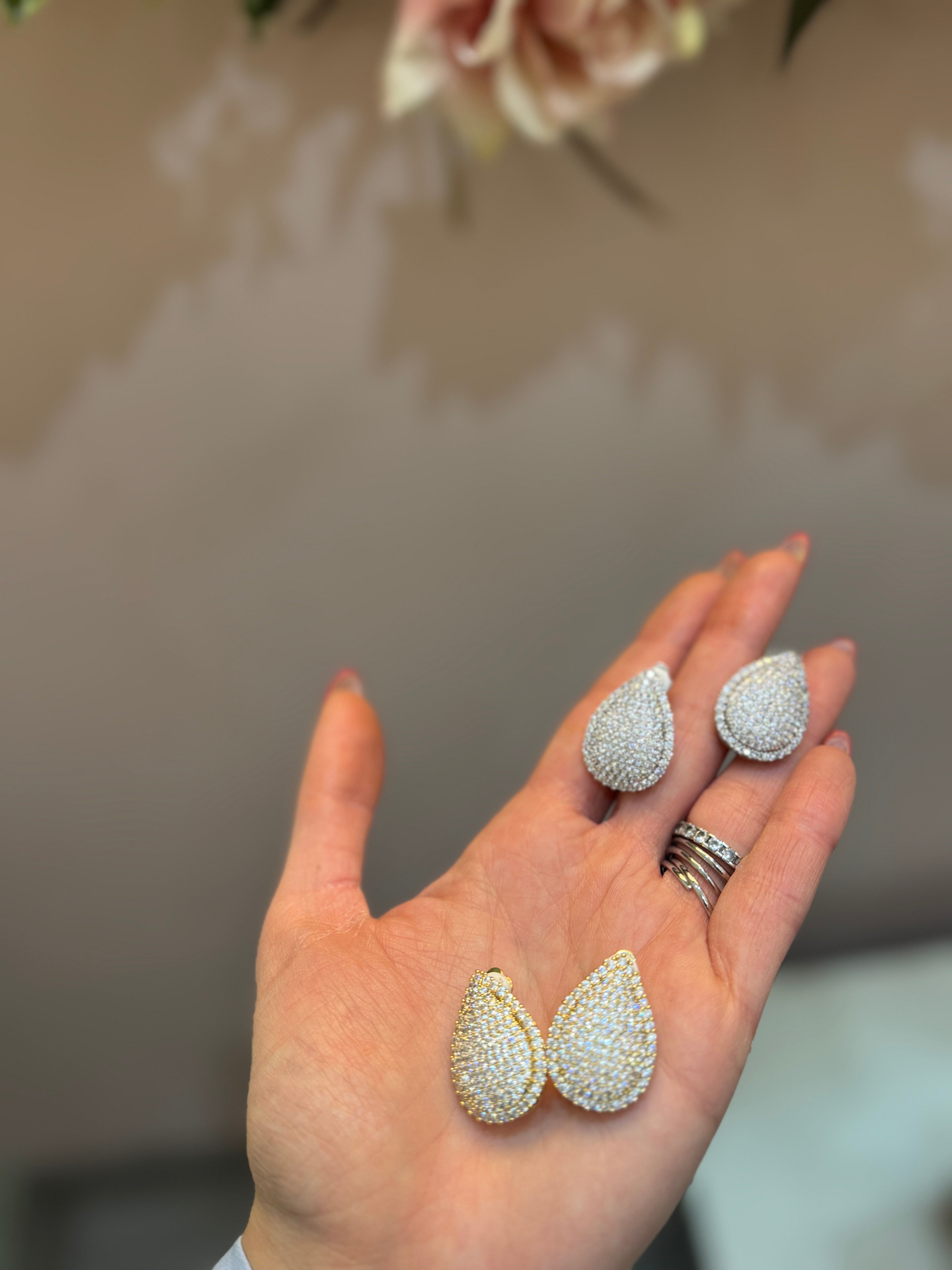 Orecchino goccia pavé